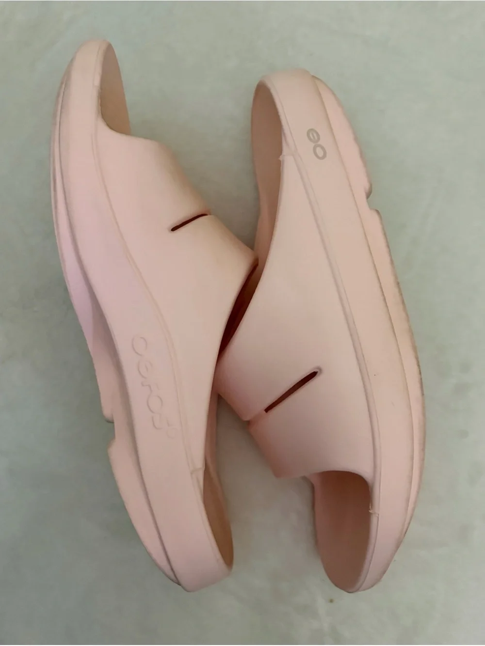 OOFOS Women’s Slide Sandals in Light Pink